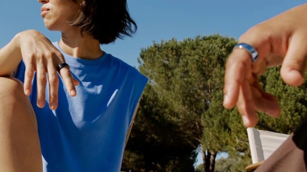 Oura Ring 4 Smart Ring - Stylish Health Tracker for Him & Her - Silver